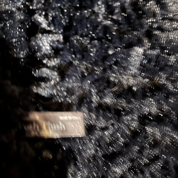 Black plush, fluffy scarf! Very soft and warm! - Picture 5 of 5